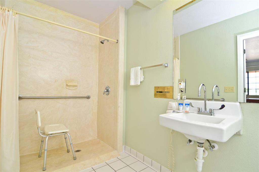 Pine Point Inn & Suites Smithville Luaran gambar